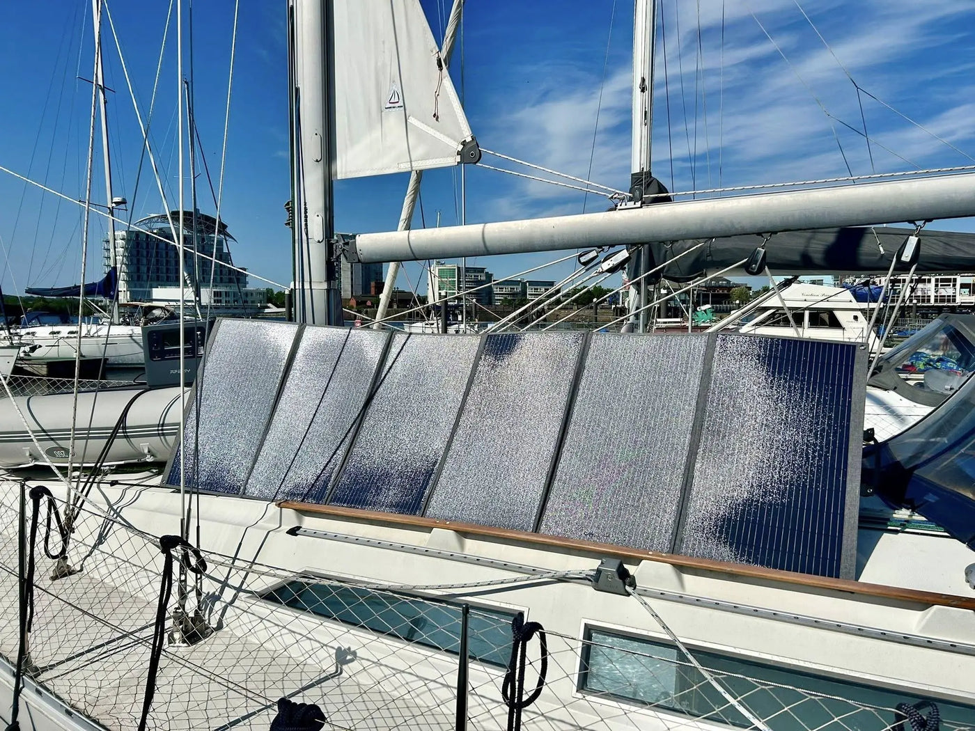P210 is on the trailer and connected to an AFERIY 400W solar panel.